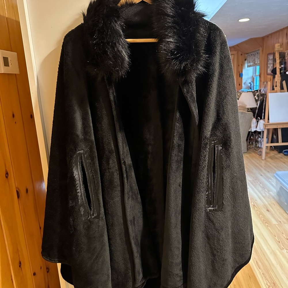 Women’s Dress Cape.  Black with faux fur collar.  Very pretty on.  Soft! OSFM.